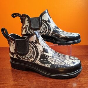 Sakroots Mandala Rain Boots Women’s Size 8 Black White Ankle Chelsea Waterproof